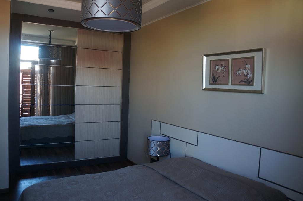 Apartment With Summer Terrace باتومي الغرفة الصورة