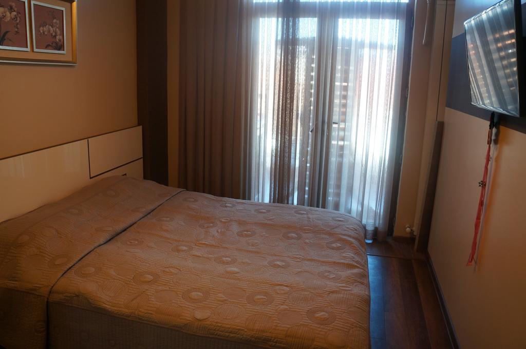 Apartment With Summer Terrace باتومي الغرفة الصورة