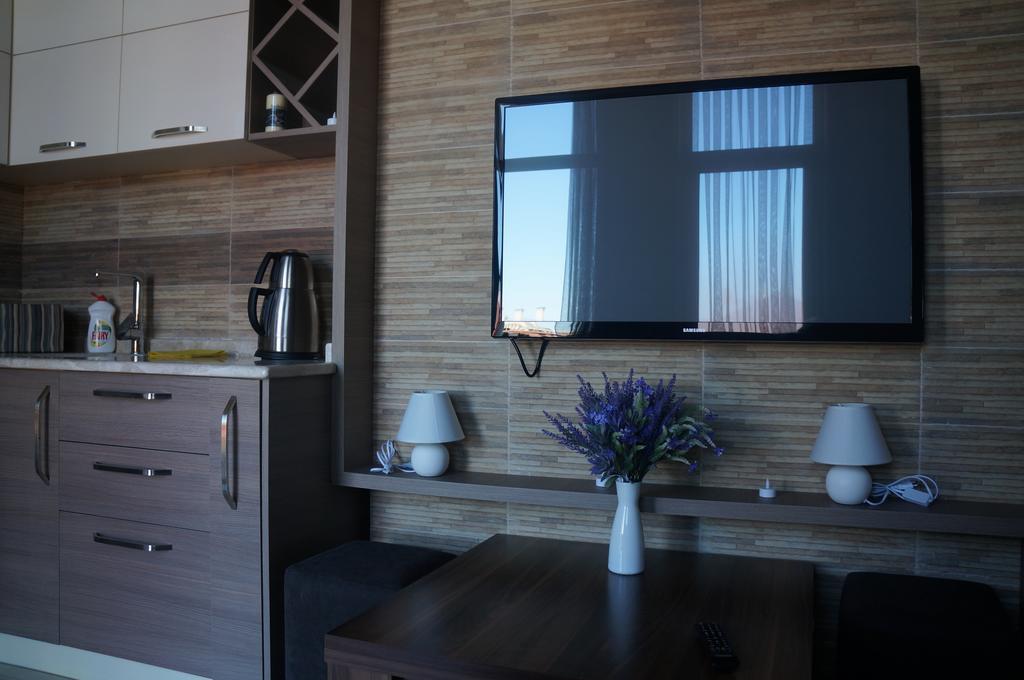 Apartment With Summer Terrace باتومي الغرفة الصورة
